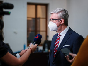 Sněmovna zhruba po měsíci obnovila svou činnost, poslanci složili slib