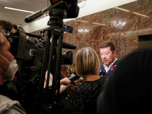 Sněmovna zhruba po měsíci obnovila svou činnost, poslanci složili slib