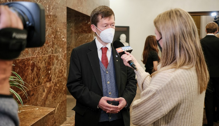 Sněmovna zhruba po měsíci obnovila svou činnost, poslanci složili slib.