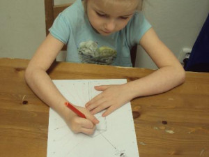 Neslyšící dívka s poruchou autistického spektra se bez asistence nedostane do školy. Pomoci můžete i vy