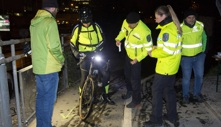 Nebuď jako netopejr! Strážníci pokračují v kontrolách osvětlení cyklistů