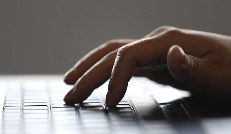 Lidé zahlcují hygienu dotazy na kontroly a karantény. Nabádá je k tomu iniciativa.