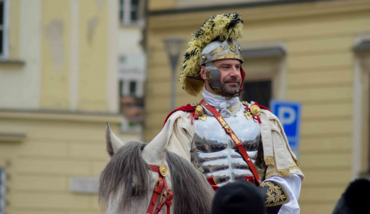 Svatý Martin přivezl do Brna na bílém koni první letošní víno.