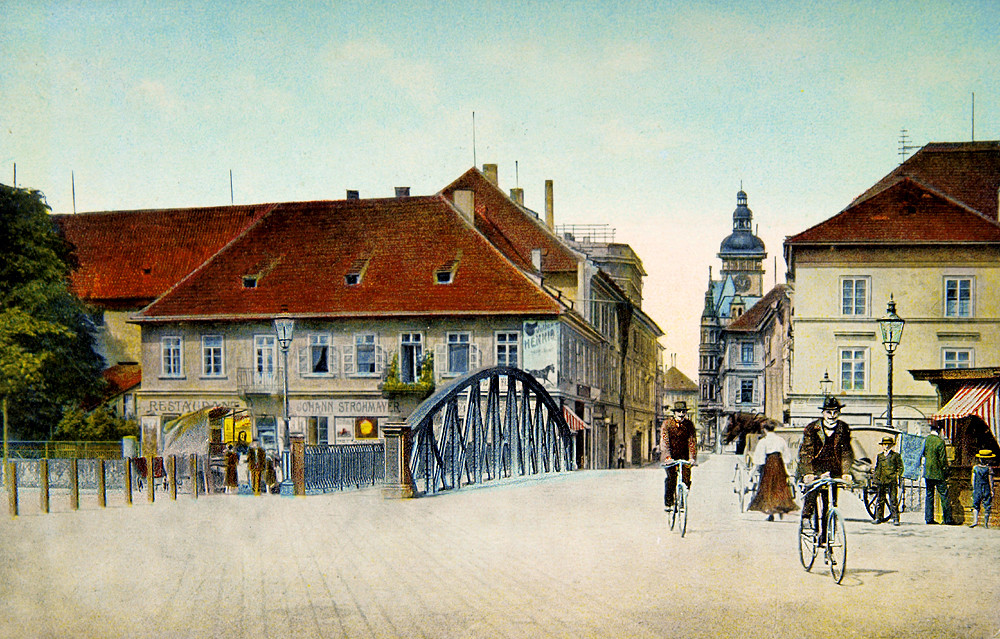 Na přelomu 19. a 20. století ovládali ulice velocipedisté. Potom tramvaje a auta.