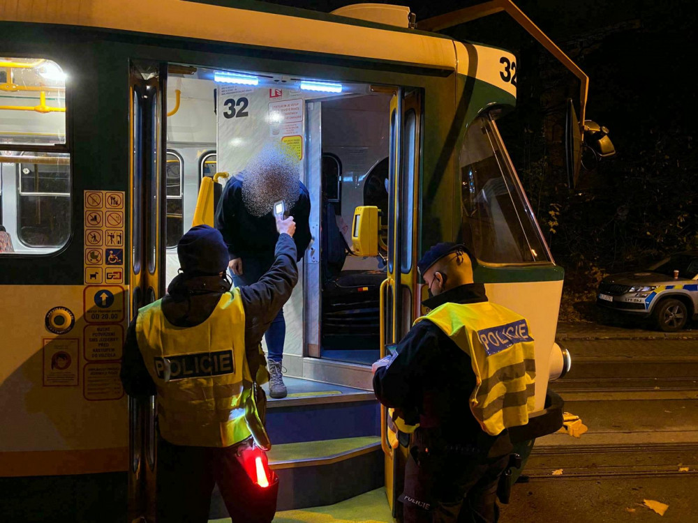 Policisté se zaměřili na řidiče autobusů i tramvají. Zajímal je především alkohol