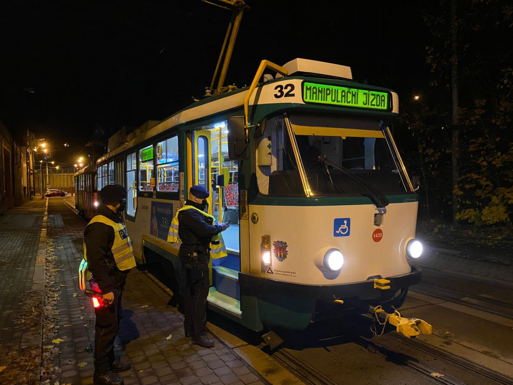 Policisté se zaměřili na řidiče autobusů i tramvají. Zajímal je především alkohol