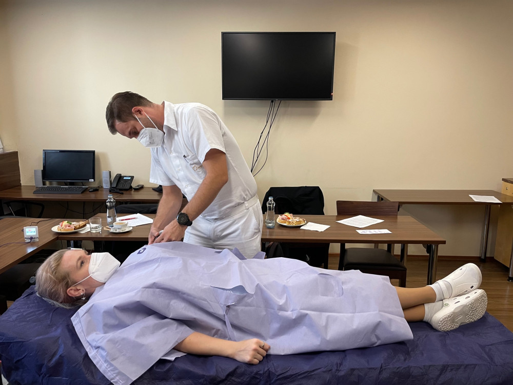 Primář Zdeněk Chvátal předvádí na pacientovi novou metodu zahřívání