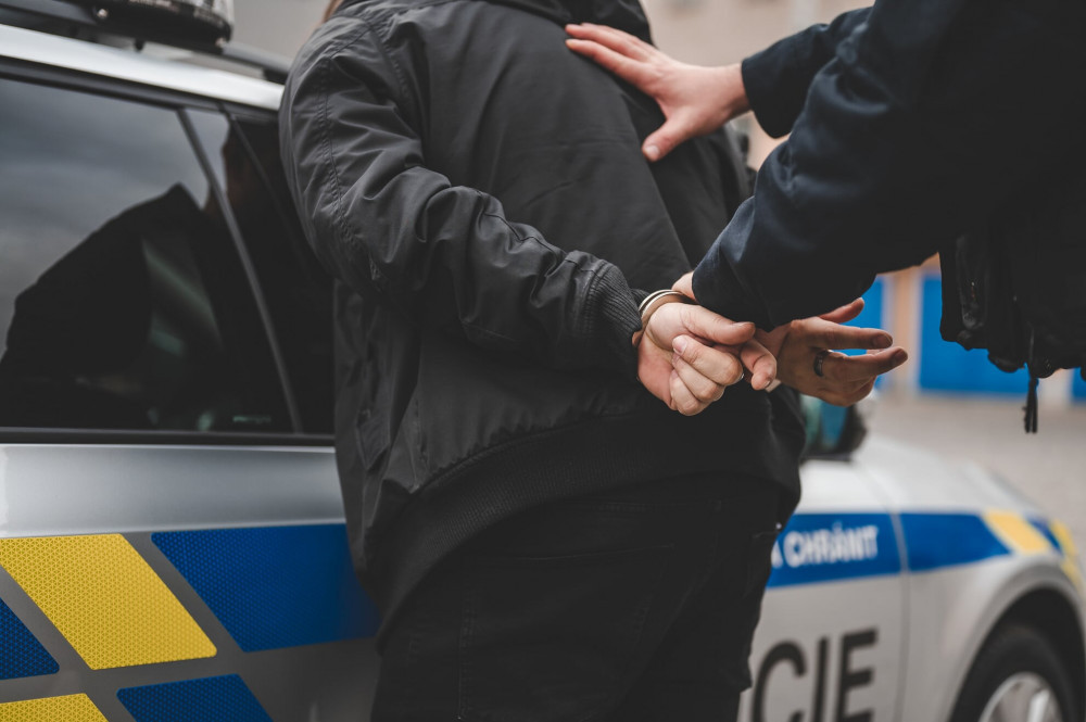 Kriminalisté dopadli pachatele loupeže v Libchavě. Se zbraní v ruce ukradl desítky tisíc