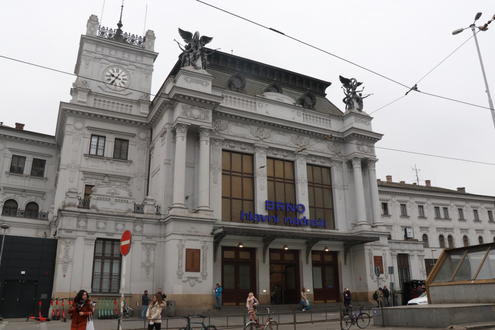 Agresor zaútočil na muže skleněnou lahví