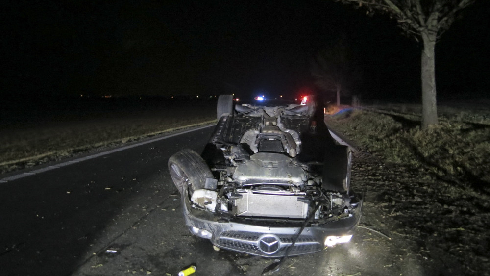 Řidič s Mercedesem havaroval na silnici I/44 mezi obcemi Vlachov a Libivá