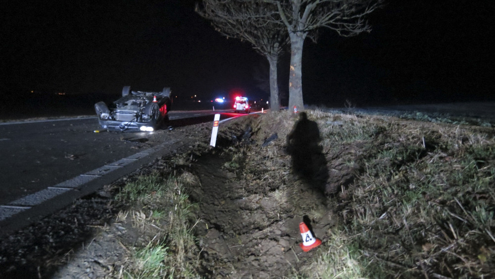 Řidič s Mercedesem havaroval na silnici I/44 mezi obcemi Vlachov a Libivá