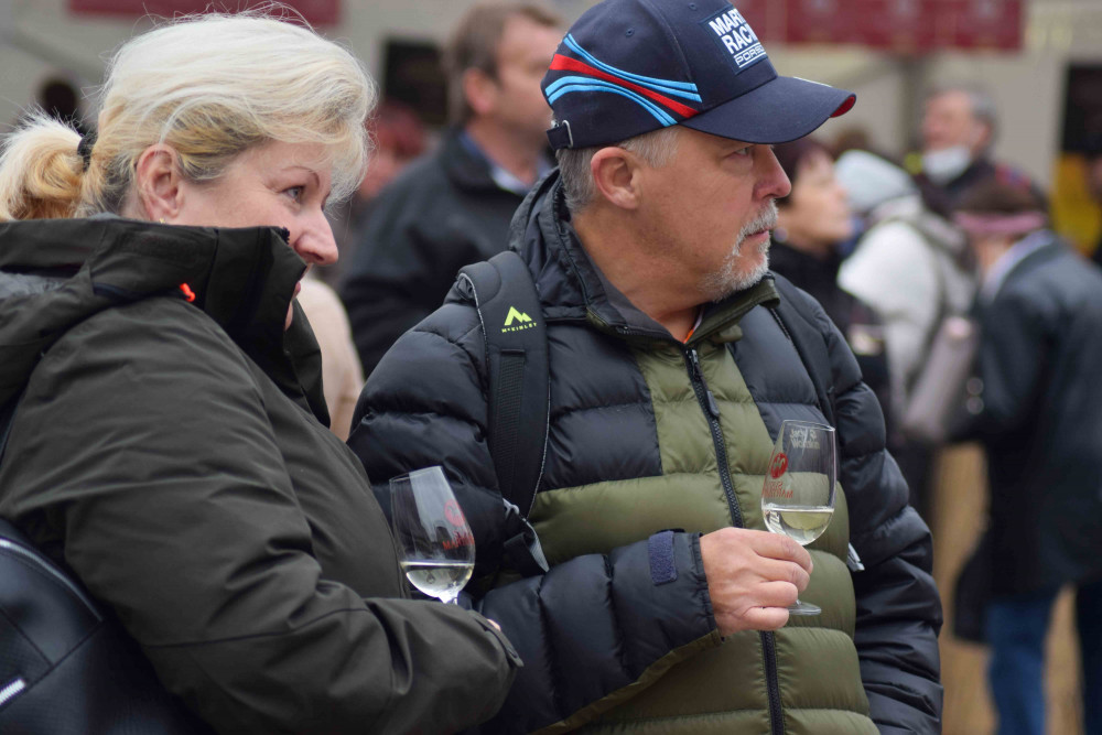 Svatý Martin přivezl do Brna na bílém první letošní víno