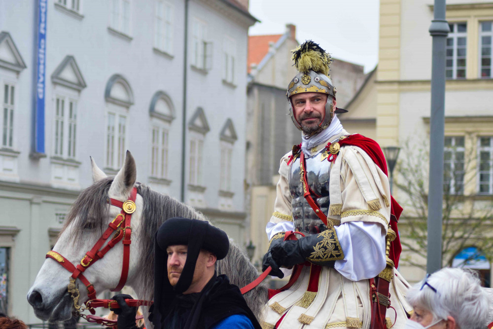 Svatý Martin přivezl do Brna na bílém první letošní víno