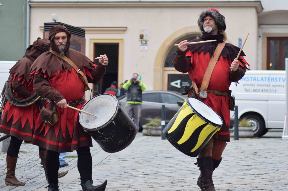 Svatý Martin přivezl do Brna na bílém první letošní víno