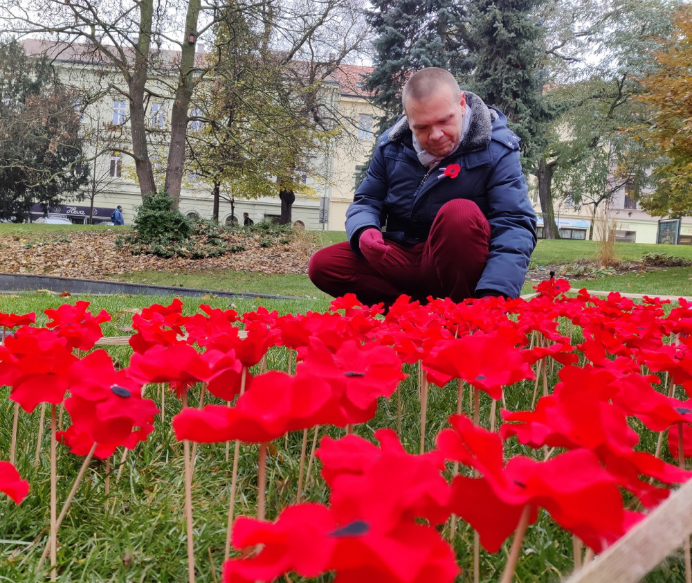Záhonek s vlčími máky zaplnily stovky květin, připomínají válečné hrdiny a veterány