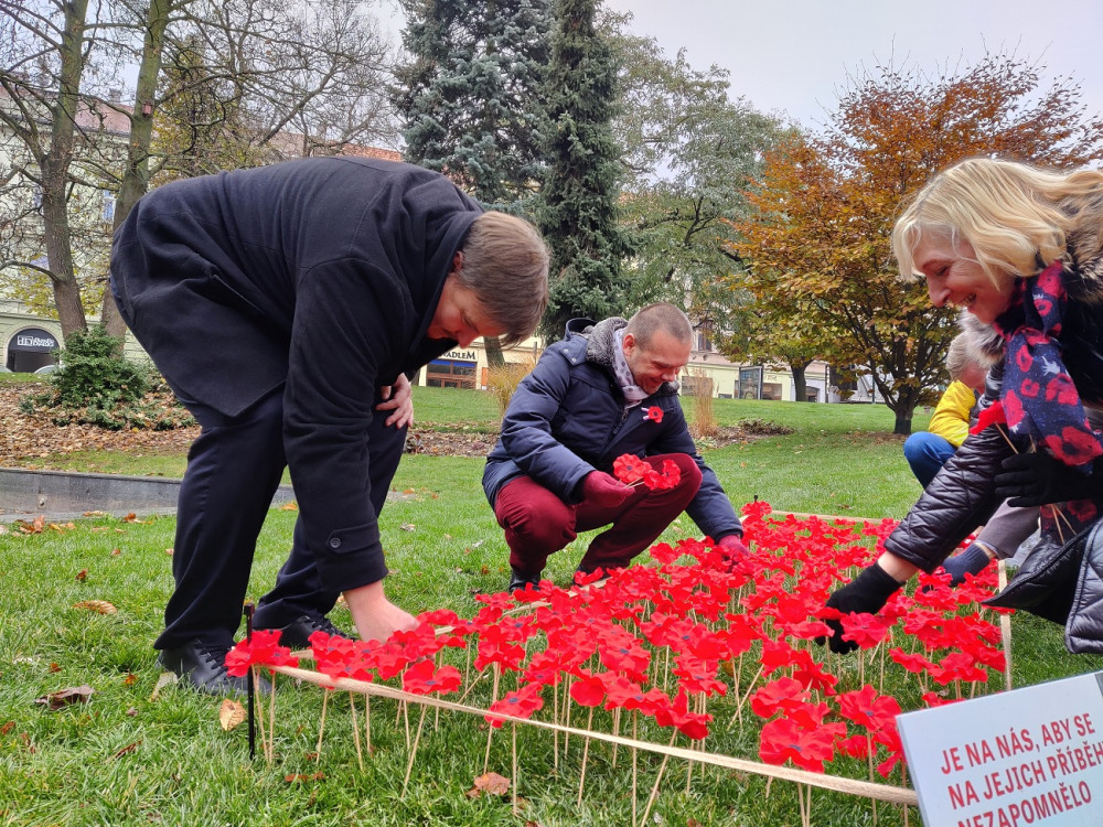 Záhonek s vlčími máky zaplnily stovky květin, připomínají válečné hrdiny a veterány