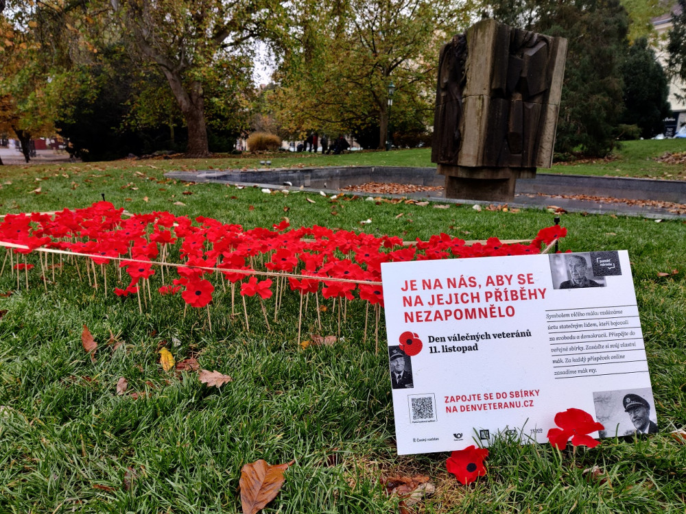 Záhonek s vlčími máky zaplnily stovky květin, připomínají válečné hrdiny a veterány