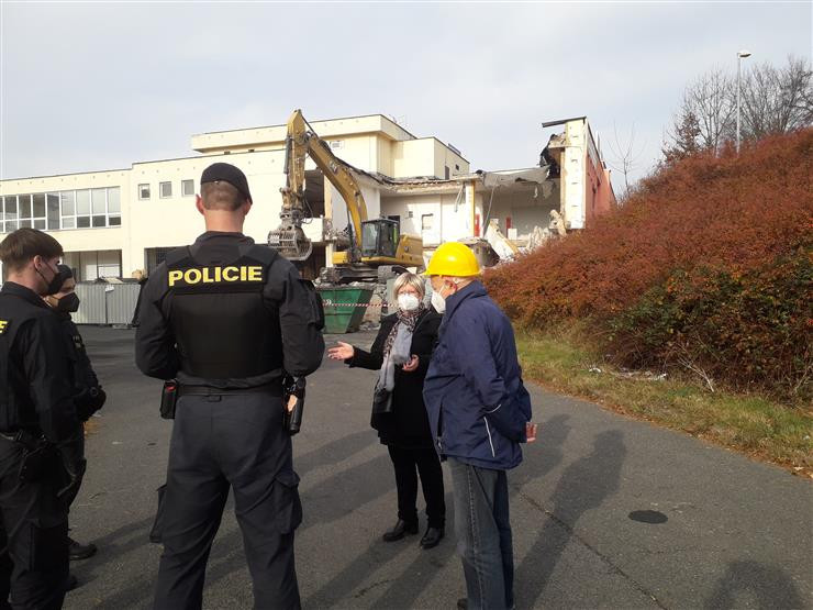 Spor na Praze 12. Vedení městské části vyzvalo k zastavení demolice nákupního střediska.