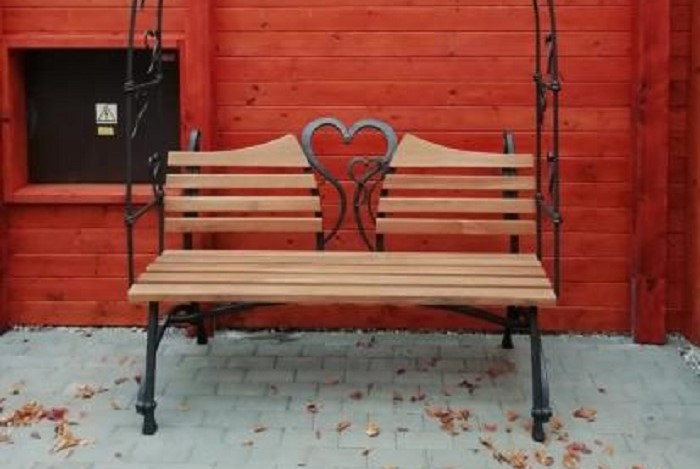 Zamilovaní mají v prostějovské botanické zahradě svou lavičku