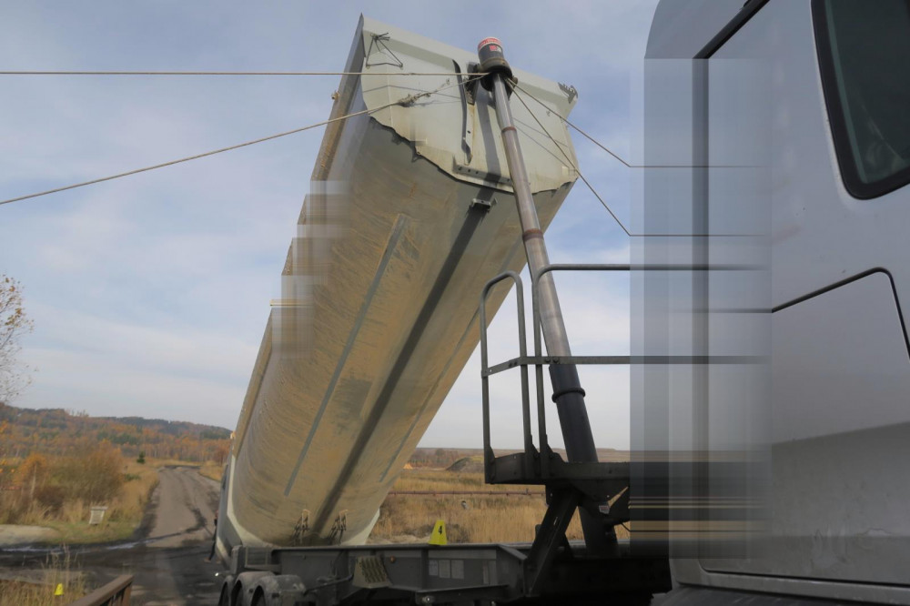 Řidič náklaďáku zachytil zdviženou korbou o dráty vysokého napětí, dva sloupy zlomil a třetí ohnul