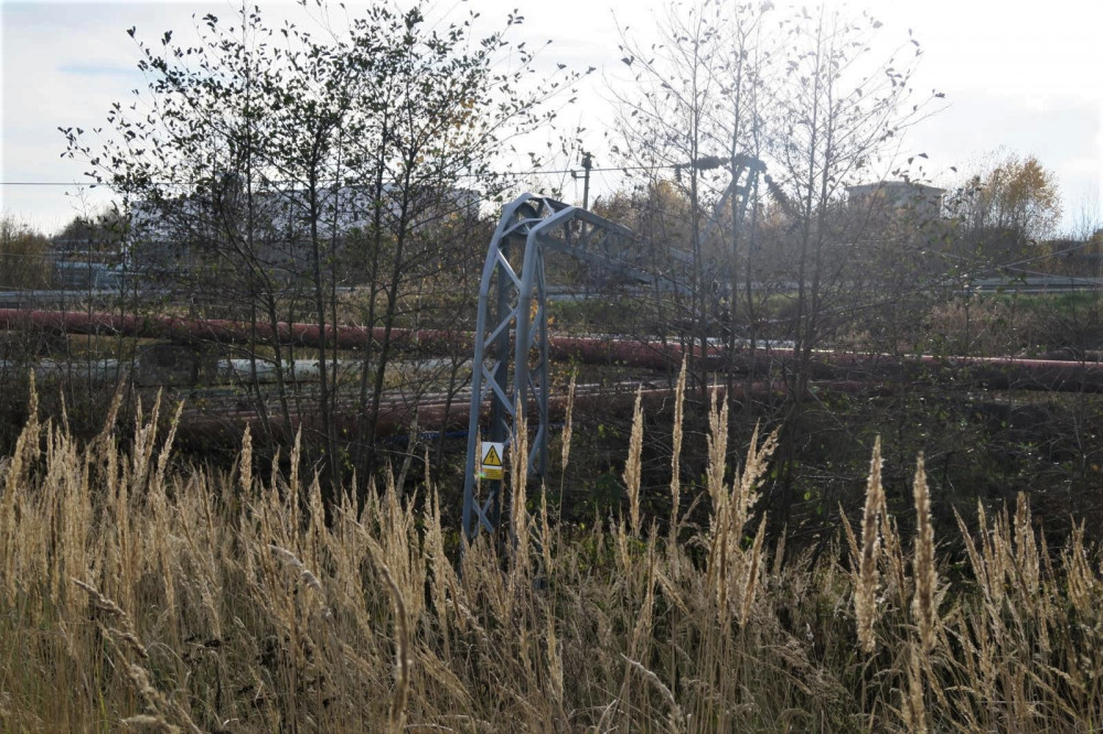 Řidič náklaďáku zachytil zdviženou korbou o dráty vysokého napětí, dva sloupy zlomil a třetí ohnul