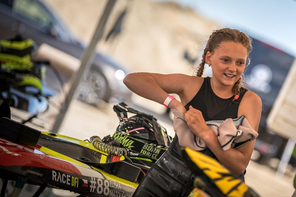 Na jetsurfingu mě baví úplně všechno, říká juniorská mistryně světa Eliška Matoušková z Rančířova