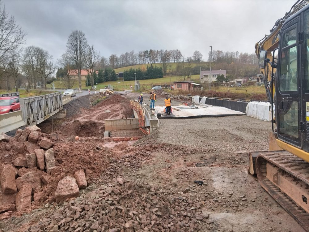 Opravy komunikace v Pilníkově finišují. Úplná uzavírka platí v obci Jičíněves