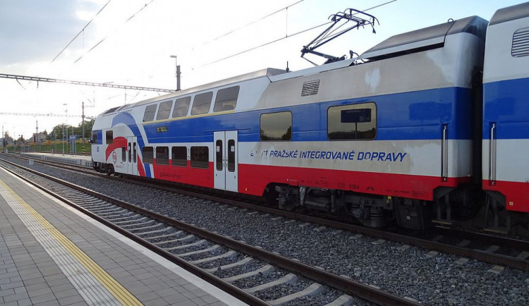 Srážka vlaku s člověkem dnes ráno zastavila provoz na železnici v Praze