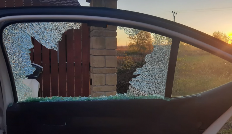 Jižní Moravu trápí zloděj cyklista. Po nocích vybírá zaparkovaná auta