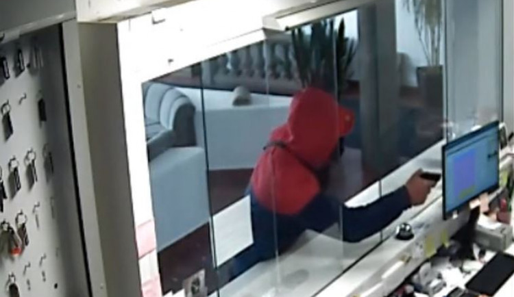 Muž přepadl hotel se zbraní v ruce. Prozradily ho genetické stopy, hrozí mu třináct let