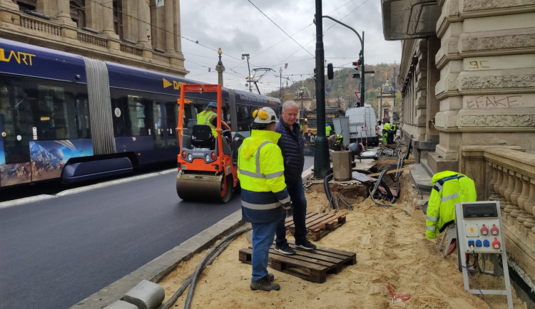 Oprava mostu na Národní je u konce. Začíná rekonstrukce kanalizace v Divadelní