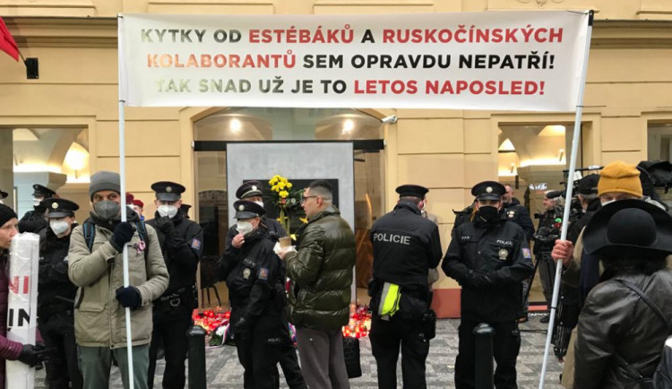 Babiš se bál demonstrantů, na Zemanovu kytici přihlížející bučeli, místo Hřiba přišla Richterová