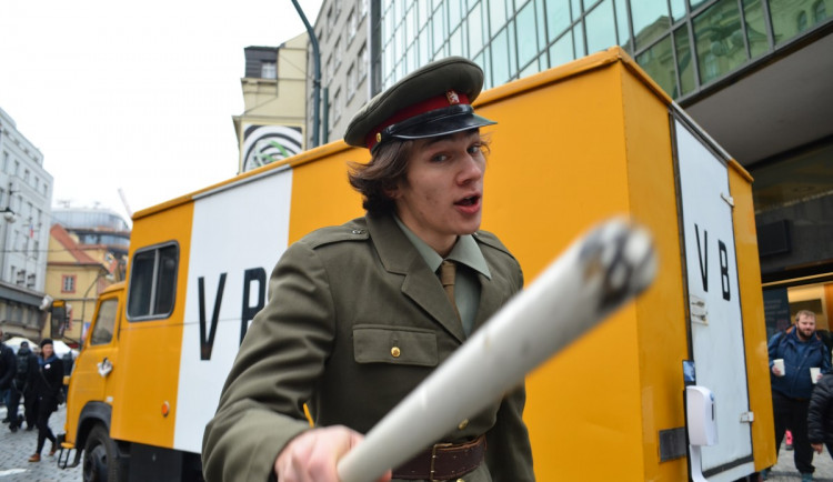 FOTOGALERIE: Esenbáci, trabanty i pieta. Podívejte se, jak si lidé připomínají 17. listopad