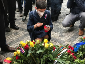 Babiš se bál demonstrantů, na Zemanovu kytici přihlížející bučeli, místo Hřiba přišla Richterová
