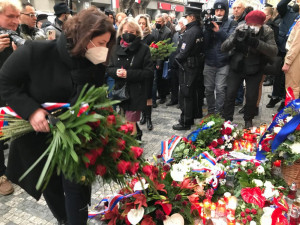 Babiš se bál demonstrantů, na Zemanovu kytici přihlížející bučeli, místo Hřiba přišla Richterová