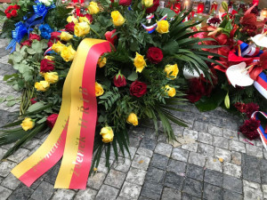 Babiš se bál demonstrantů, na Zemanovu kytici přihlížející bučeli, místo Hřiba přišla Richterová