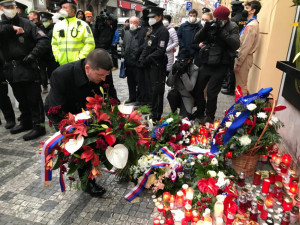 Babiš se bál demonstrantů, na Zemanovu kytici přihlížející bučeli, místo Hřiba přišla Richterová