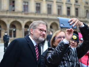 Lidé na Národní zpívali hymnu s Fialou, Rakušanovi děkovali. Dorazil i Kalousek