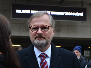 Lidé na Národní zpívali hymnu s Fialou, Rakušanovi děkovali. Dorazil i Kalousek