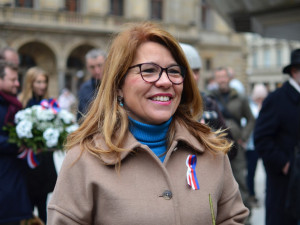 Lidé na Národní zpívali hymnu s Fialou, Rakušanovi děkovali. Dorazil i Kalousek