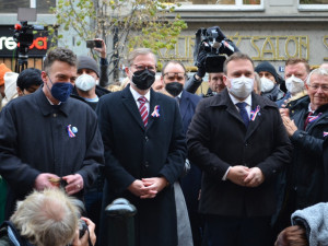 Lidé na Národní zpívali hymnu s Fialou, Rakušanovi děkovali. Dorazil i Kalousek