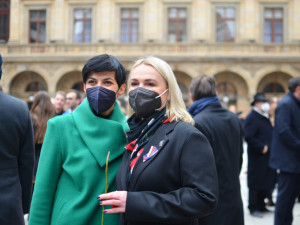 Lidé na Národní zpívali hymnu s Fialou, Rakušanovi děkovali. Dorazil i Kalousek