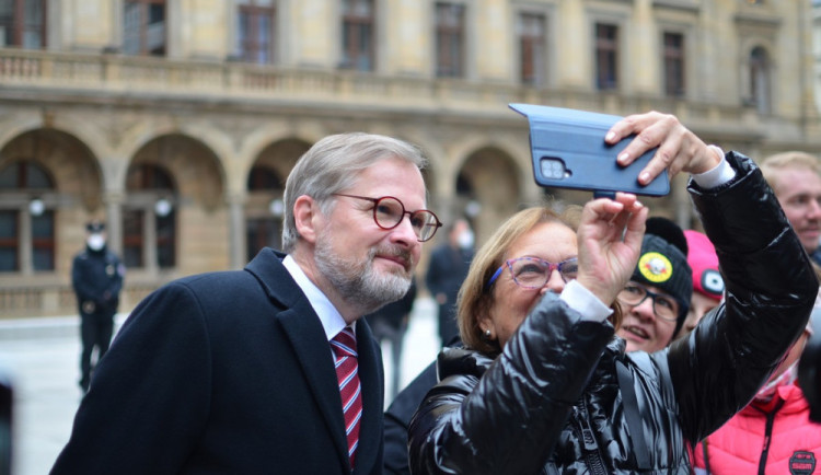 Lidé na Národní zpívali hymnu s Fialou, Rakušanovi děkovali. Dorazil i Kalousek.