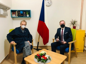 Zima: Zeman by měl zůstat v nemocnici, jmenovat Fialu v Lánech by mohl