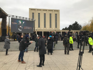 Rozloučení s Miroslavem Žbirkou. Dorazily stovky lidí, mezi nimi i slovenská prezidentka