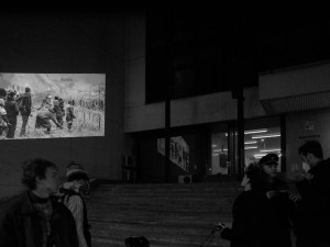 Aktivisté promítali fotky z polsko-běloruské hranice na budovu ministerstva. Vadí jim vyjádření ODS