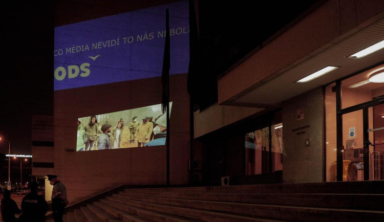 Aktivisté promítali fotky z polsko-běloruské hranice na budovu ministerstva. Vadí jim vyjádření ODS.