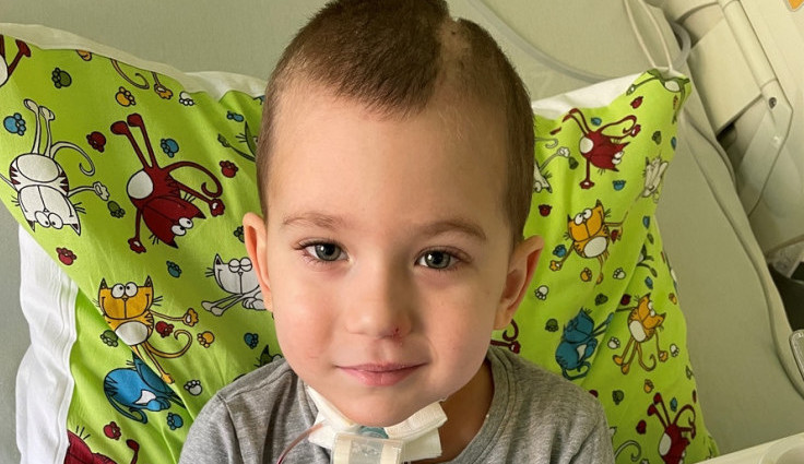 Malý Eddie prodělal bezpříznakový covid. Následkem bylo krvácení do mozku, k tomu obrna hlasivek.