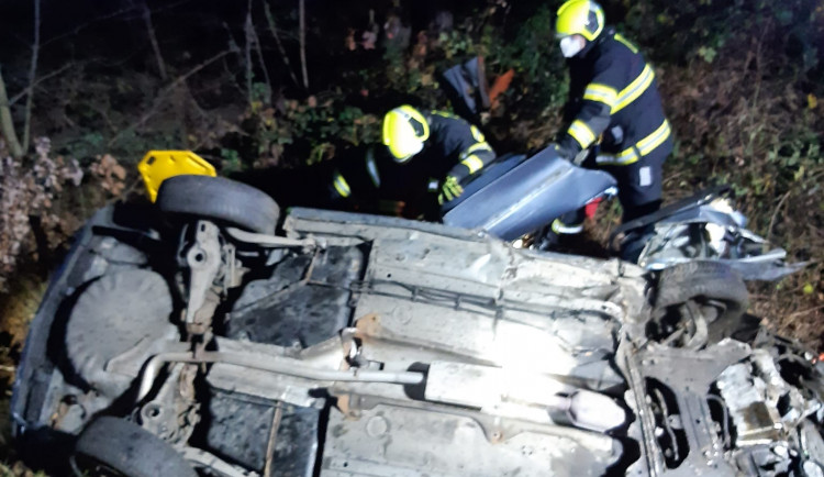 Auto se převrátilo na střechu a skončilo mimo silnici. Řidiče museli vyprostit hasiči