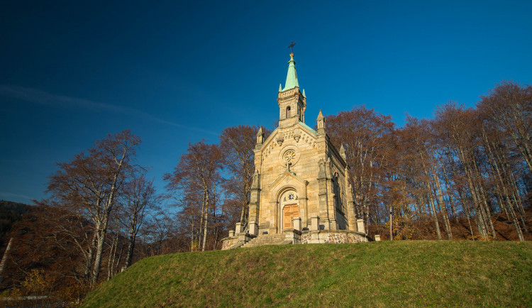 Riedlova hrobka v Desné patřila sklářským králům. Město z ní chce vytvořit galerii